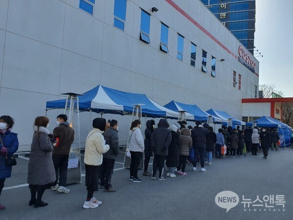 19일 오후 서울 영등포구 한 대형마트 앞에 인파가 북적이고 있다.