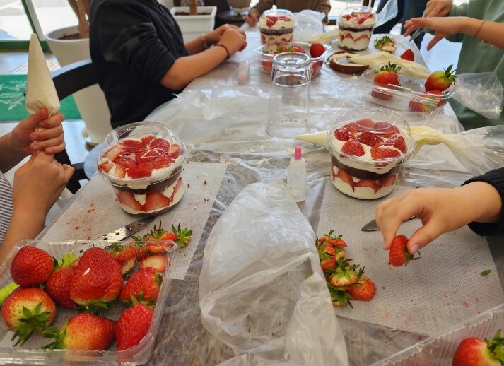 스마트팜에서 딴 딸기, 내 손으로 케...