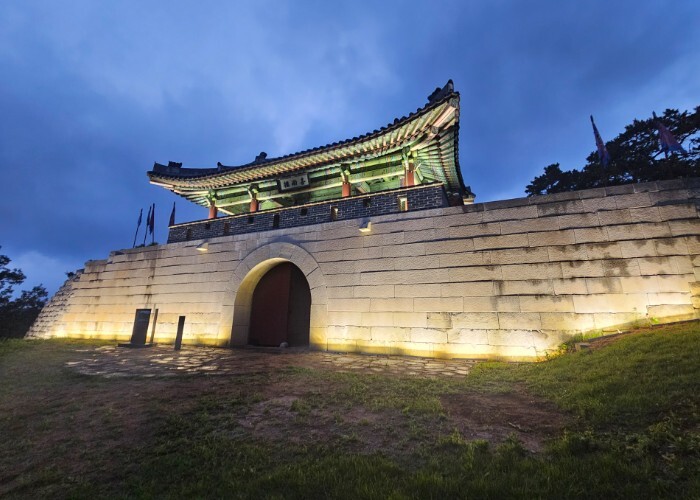 김포 문수산성, 빛을 품은 야간 명소...