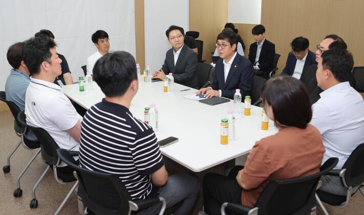 문체부 장관, 핸드볼경기장 입주 종목...