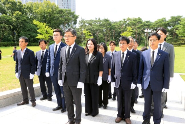 제13대 충북도의회 충혼탑 참배 후 ...