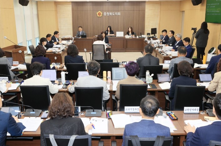 충북도의회 교육위원회 교육감 제출 안...