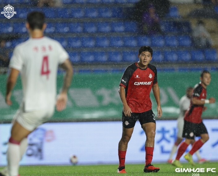 김해FC2008, 이른 시간 퇴장 악...